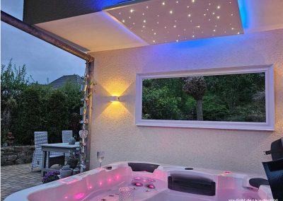 Pix-Light eckiger LED‑Sternenhimmel auf einer Terrasse über einen Whirlpool mit warmweißen LEDs und indirekter, blauer Beleuchtung.