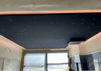 Pix-Light LED‑Sternenhimmel Im Bau, im einer moderner Dusche mit warmweißen LEDs.