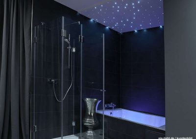 Pix-Light LED‑Sternenhimmel im moderner Dusche mit kaltweißen, wassergeschützten LEDs