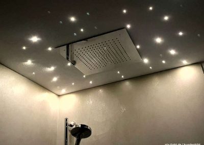 Pix-Light LED‑Sternenhimmel im moderner Dusche mit warmweißen, wassergeschützten LEDs
