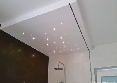 Pix-Light LED‑Sternenhimmel im moderner Dusche mit warmweißen LEDs.