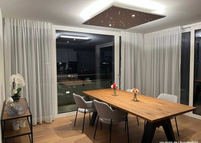 Pix-Light eckiger LED‑Sternenhimmel im Esszimmer mit kaltweißen LEDs und indirekter Beleuchtung.