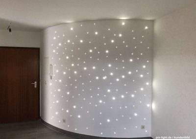 Pix-Light LED‑Wandinstallation in einem Raum mit gerundeter Wand. Warmweißen LEDs.
