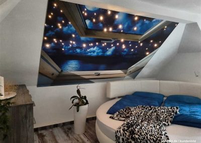 Pix-Light Sternenhimmel bedruckt mit einem Bild eine Fensters, durch das ein Sternenhimmel zu sehen ist.