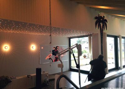 Pix-Light LED‑Sternenhimmel und eine Decoblatte, die als Palme geschnitten, und mit LEDs bestückt, in einer Schwimmhalle befestigt sind.
