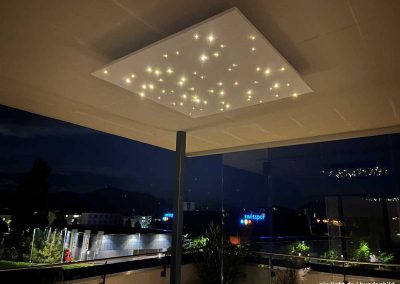 Pix-Light eckiger LED‑Sternenhimmel auf einer Terrassemit warmweißen LEDs.