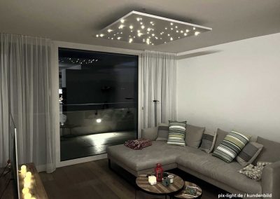 Pix-Light eckiger LED‑Sternenhimmel im Wohnzimmer mit kaltweißen LEDs.