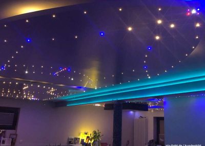 Pix-Light LED‑Sternenhimmel im modernen Wohnzimmer mit farbige LEDs.